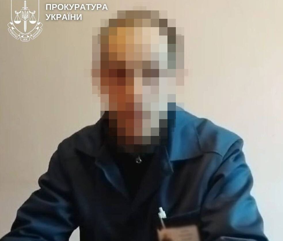 Засуджений сидить в тюремній уніформі