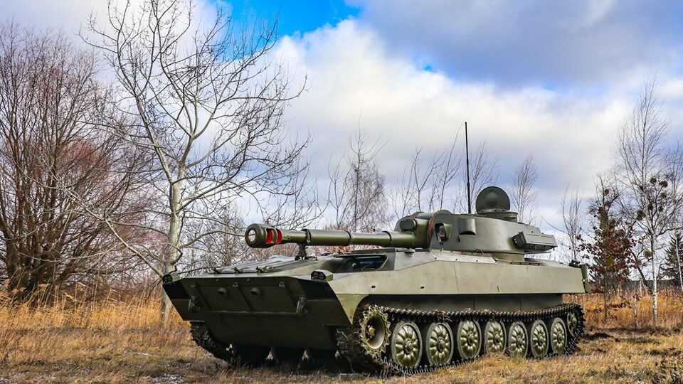 «Парад під сітками»: тепловізійні дрони знайшли дві замасковані САУ та багі окупантів на Куп’янщині  