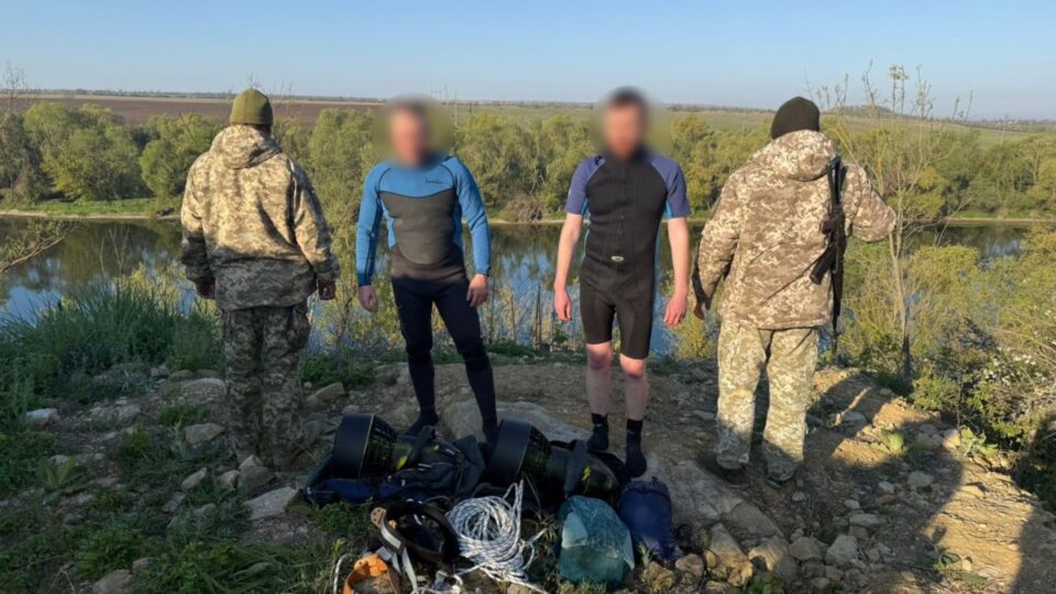 Ухилянтів-скелелазів з підводними скутерами затримала ДПСУ, щойно вони дісталися Дністра  