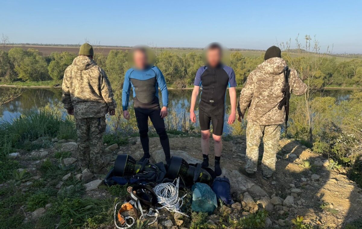 Двоє прикордонників та пара порушників у гідрокостюмах