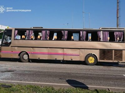 Удар по транспорту з дітьми — шестеро поранених: дрон атакував Кам’янський район  