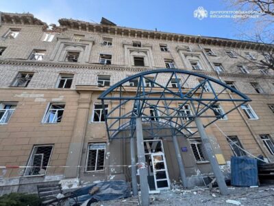 Удар по житловому кварталу — у Дніпрі пошкоджено гуртожиток, є поранені
