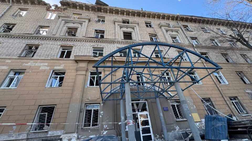 Удар по житловому кварталу — у Дніпрі пошкоджено гуртожиток, є поранені  