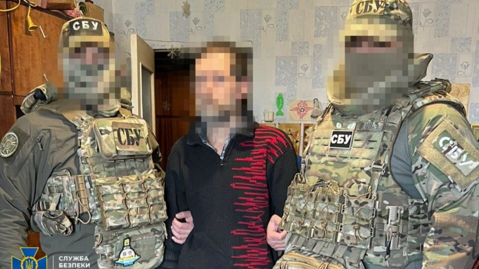 «Сутулий» ухилянт: СБУ затримала в Запоріжжі ворожого агента, який маскувався під діда  