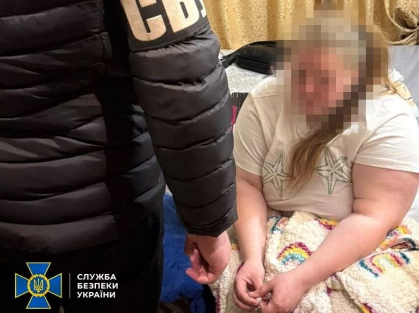 Співробітник СБУ поряд з підозрюваною