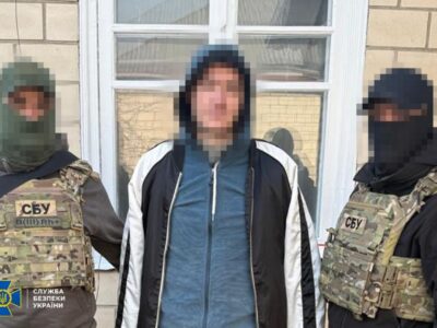 «Шукав легкі гроші»: СБУ затримала організатора підпалів військових авто в Києві