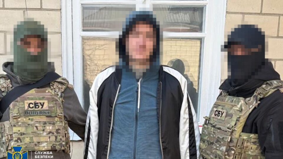 «Шукав легкі гроші»: СБУ затримала організатора підпалів військових авто в Києві  