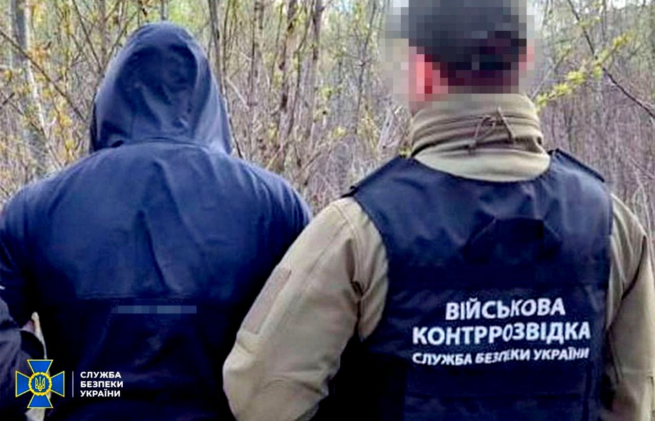 Співробітник контррозвідки СБУ стоять спинами до камери