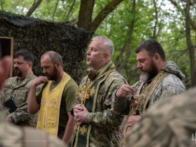 «Бути поруч»: на Куп’янському напрямку запрацювали мобільні групи військових капеланів