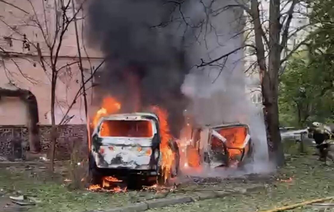 Пожежники гасять палаючий автомобіль
