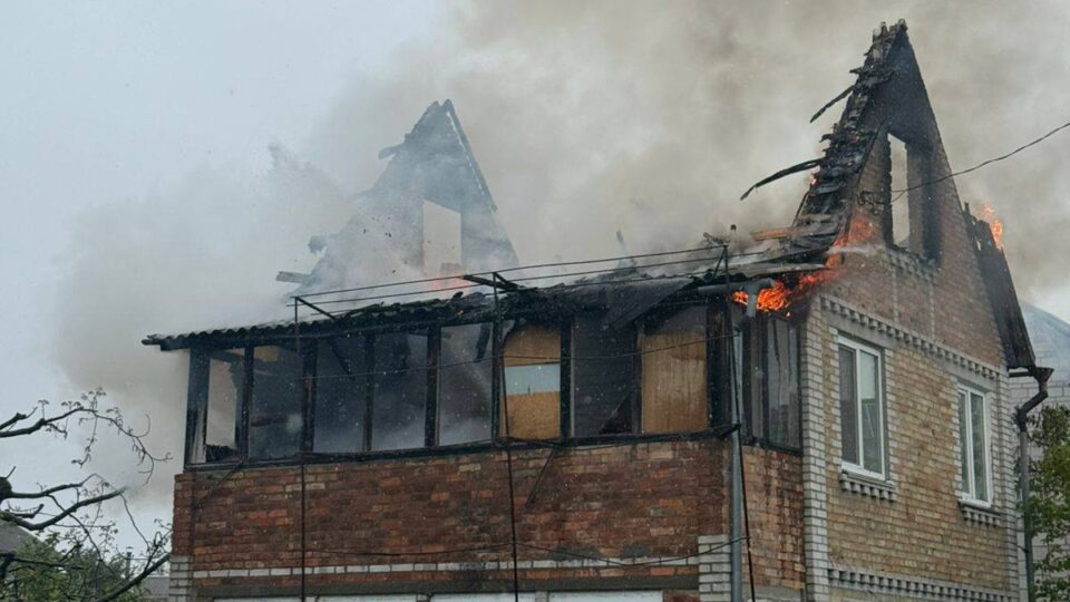 Київщина під ударами ворожих БПЛА: фіксуються руйнування та пожежі  