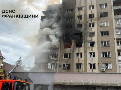 «Франківськ під ударом» — після російської атаки палала багатоповерхівка, людей витягали з вогню