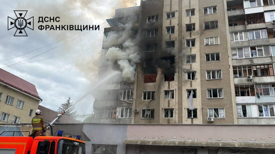«Франківськ під ударом» — після російської атаки палала багатоповерхівка, людей витягали з вогню  