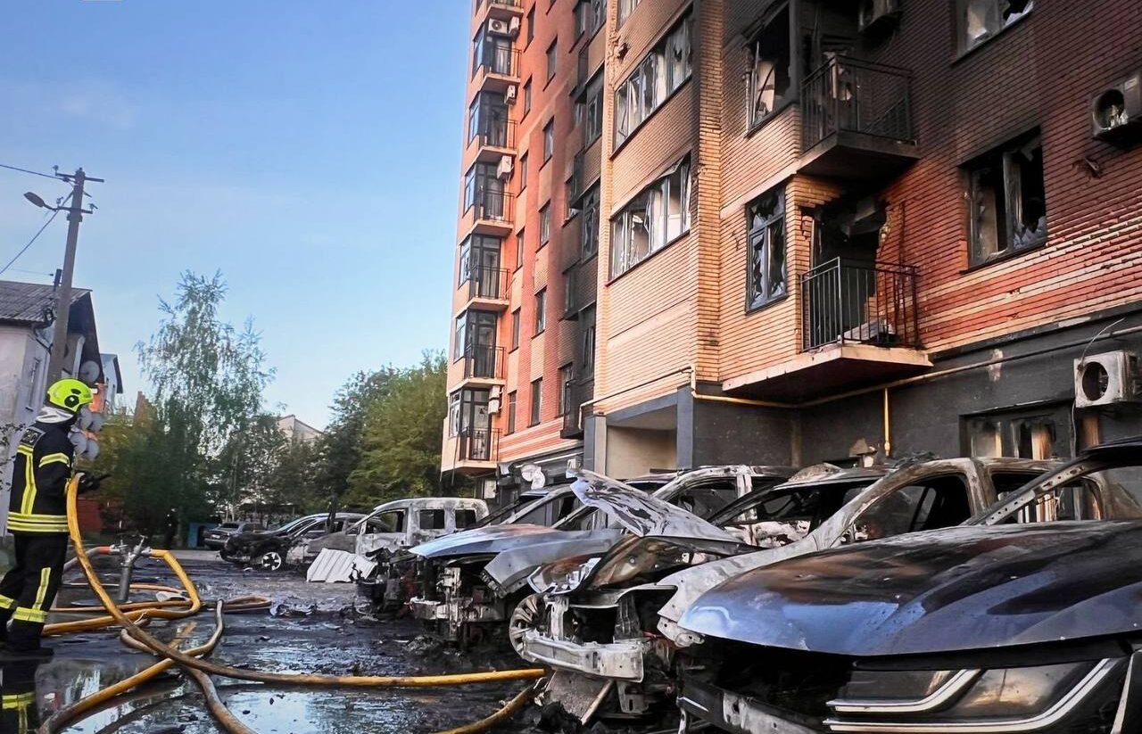 Пошкоджені авто та багатоповерхівка внаслідок російського удару