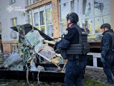 На Київщині рятувальники дістали бойову частину ракети з житлового будинку