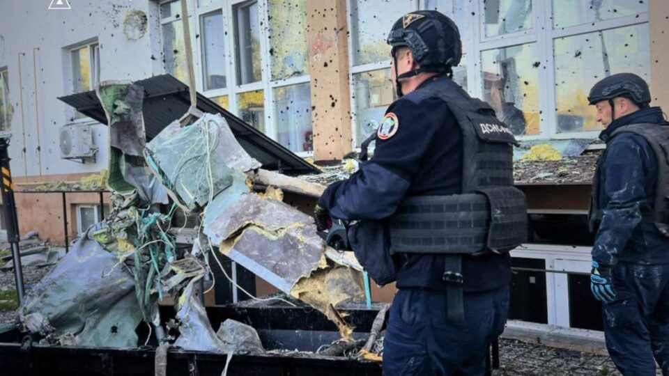 На Київщині рятувальники дістали бойову частину ракети з житлового будинку  
