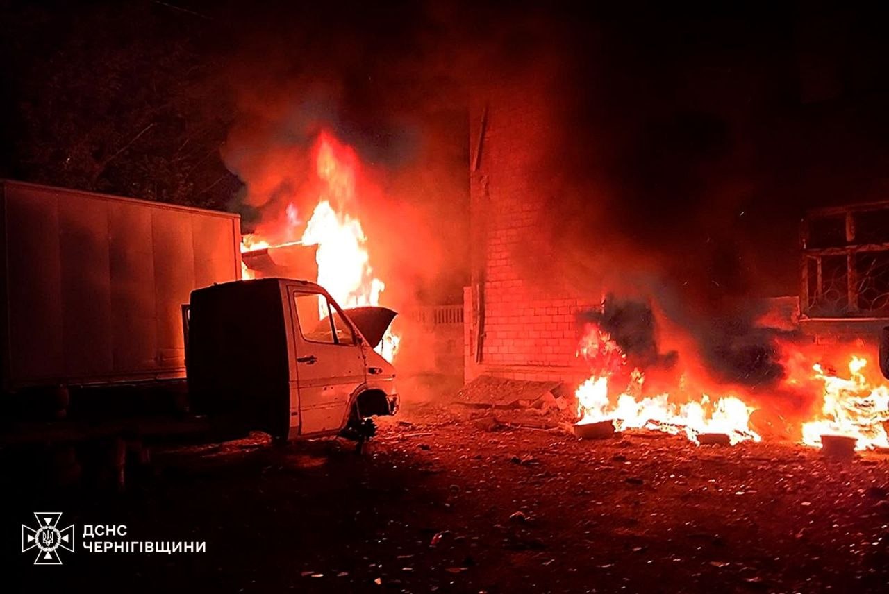 Будівля та автомобіль горять після російського удару
