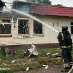 Рятувальник ДСНС гасить пожежу