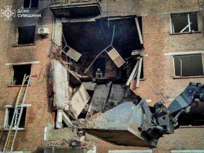 Діра через три поверхи: російський удар зруйнував багатоповерхівку в Конотопі