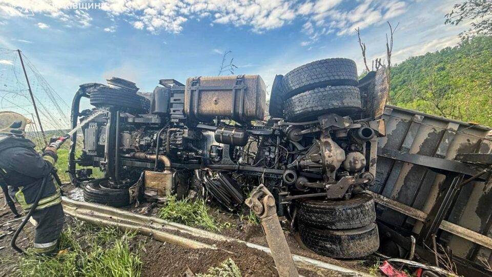 Росіяни атакували FPV вантажівку на Харківщині, водій загинув  