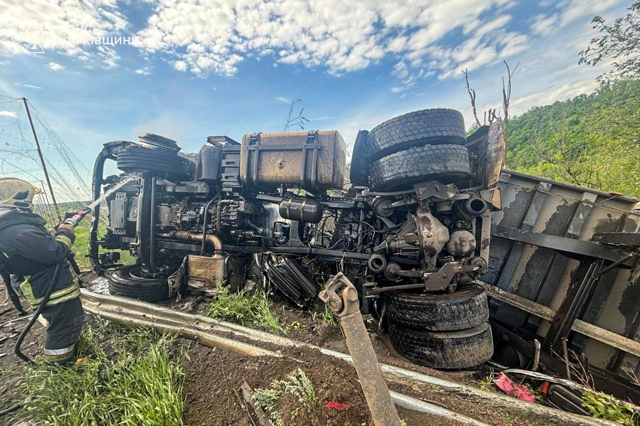 Перекинута вантажівка після удару дрона