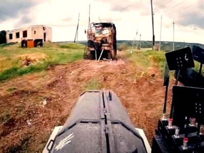Витяг з напівоточення: НРК з бронекапсулою врятував пораненого бійця «Скелі», витримавши два підриви