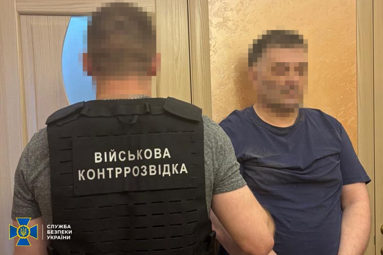 Співробітник військової контррозвідки СБУ трамає за руку затриманого російського агента