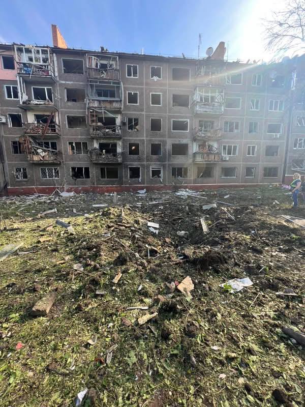 Багатоповерхівка, пошкоджена внаслідок російського удару