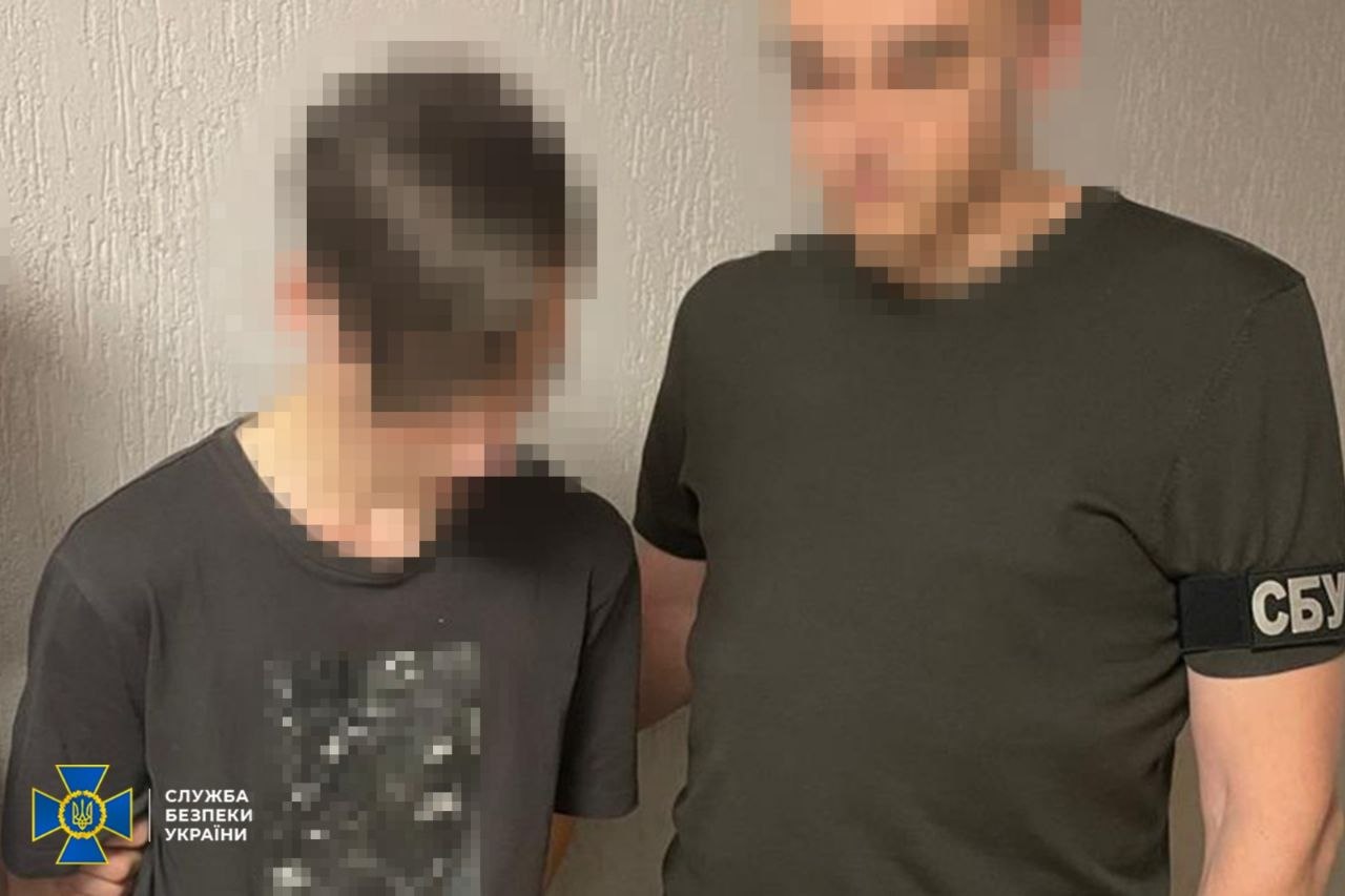 Співробітник СБУ поряд із затриманим у коригуванні удару по Києву 24 травня