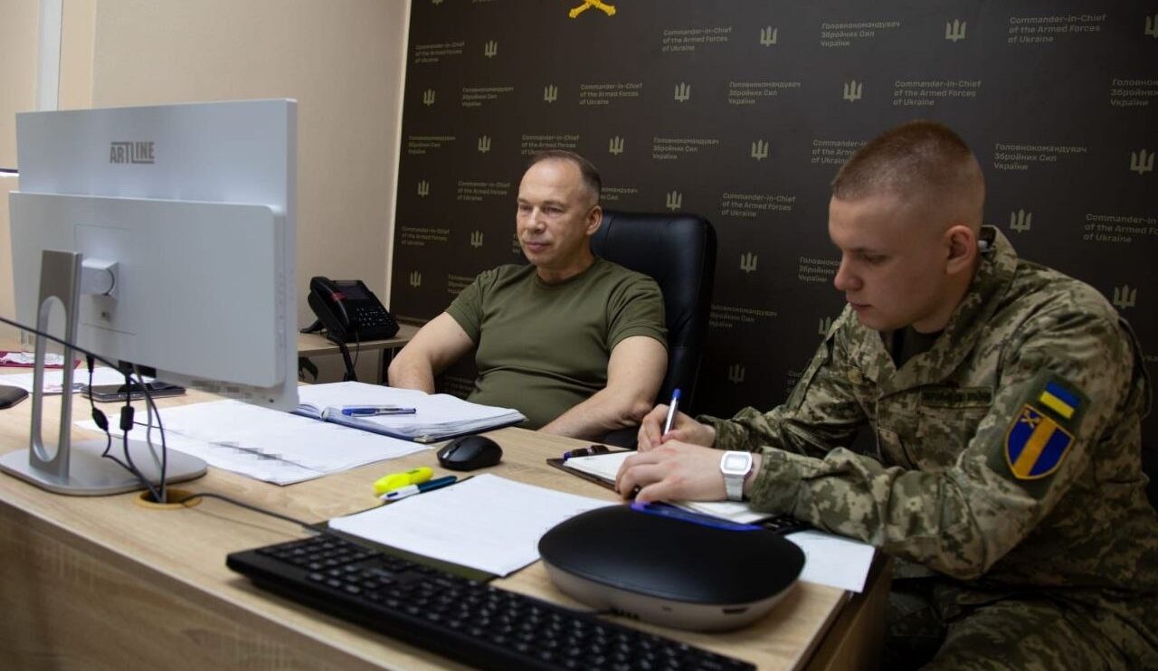 Головком ЗСУ Олександр Сирський сидить за комп'ютером разом зі своїм перекладачем