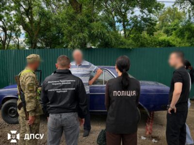 «Пакет» за $8000: на Одещині викрили схему переправлення чоловіків до Молдови