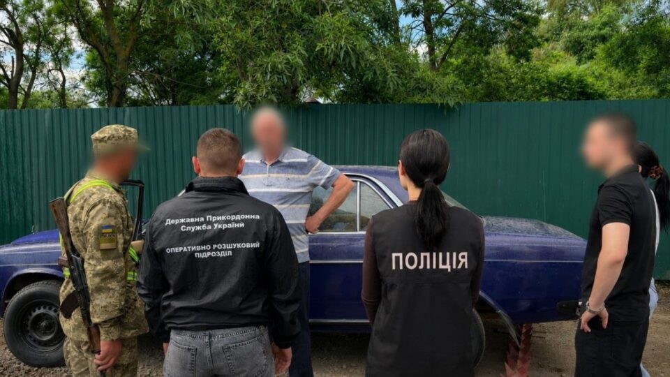 «Пакет» за $8000: на Одещині викрили схему переправлення чоловіків до Молдови  