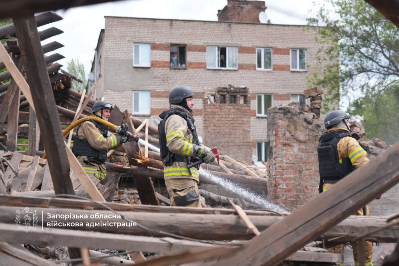 Рятувальники посеред наслідків ворожого удару