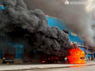 Ворог атакував Дніпро: вогонь охопив склад логістичної компанії
