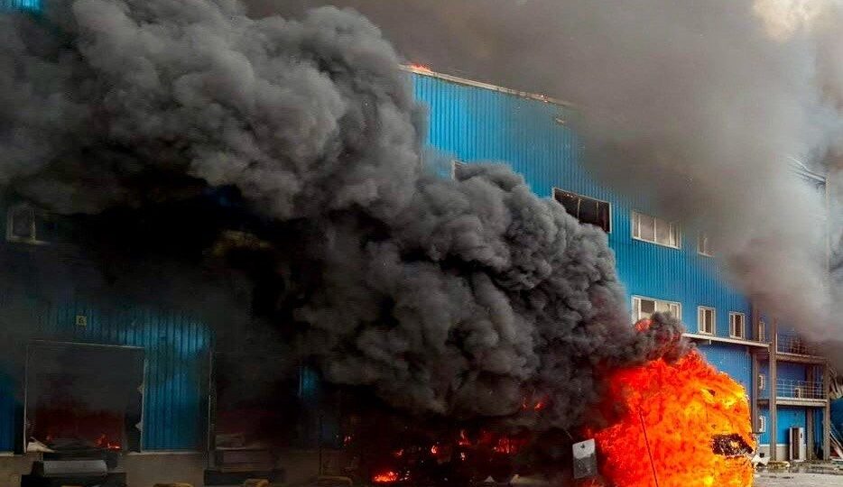 Ворог атакував Дніпро: вогонь охопив склад логістичної компанії  