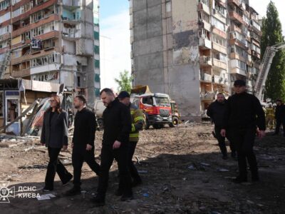 У Києві Президент вшанував пам’ять загиблих на місці зруйнованого унаслідок удару рф будинку