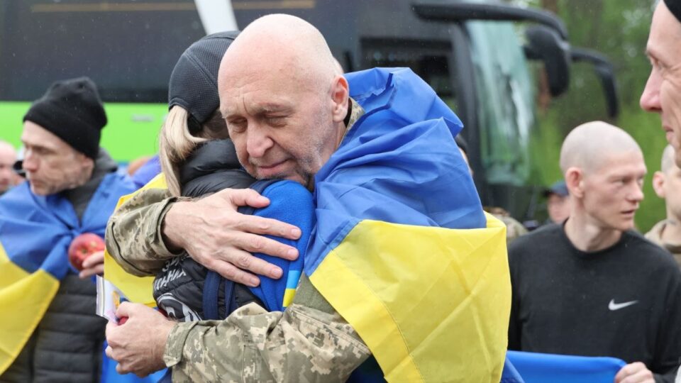 Повернулися оборонці Маріуполя, які 4 роки були в полоні: деталі першого етапу обміну «1000 на 1000»  
