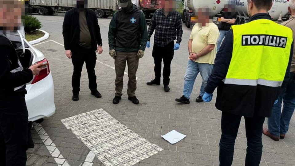 Вигадана інвалідність за $18 тисяч і виїзд за кордон: на Київщині затримали братів-близнюків  