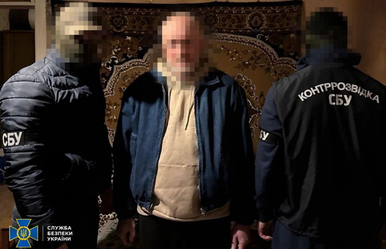 Співробітники СБУ та затриманий російський агент на фоні дуже гарного килима