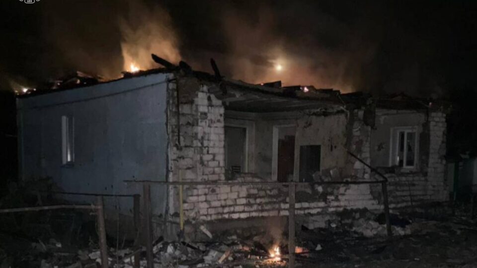Окупанти обстріляли Харківщину: шестеро постраждалих, пошкоджена АЗС і житлові будинки  