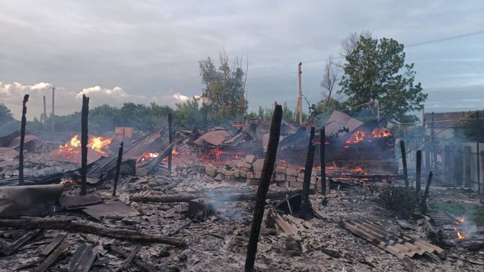На Сумщині через обстріли рф постраждав поліцейський, пошкоджено адмінбудівлю і шиномонтаж  