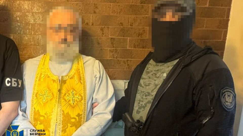 У церковній рясі наводив «Іскандери» по Одесі: затримали священника УПЦ МП  