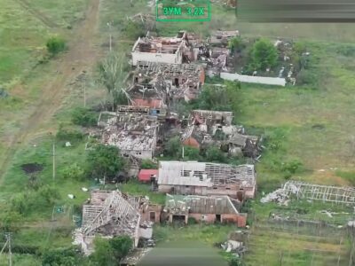 Руїни, дим і тиша у порожніх дворах: як живе Білий Колодязь за 13 км від фронту