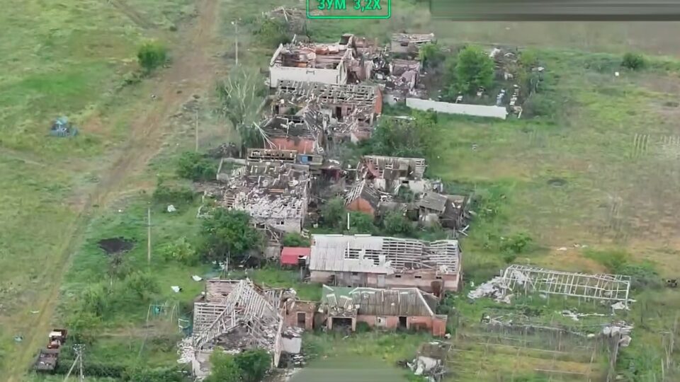 Руїни, дим і тиша у порожніх дворах: як живе Білий Колодязь за 13 км від фронту