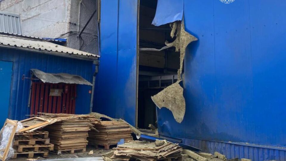 Ворог вдарив по харчовому підприємству в Богодухові: постраждали працівники  