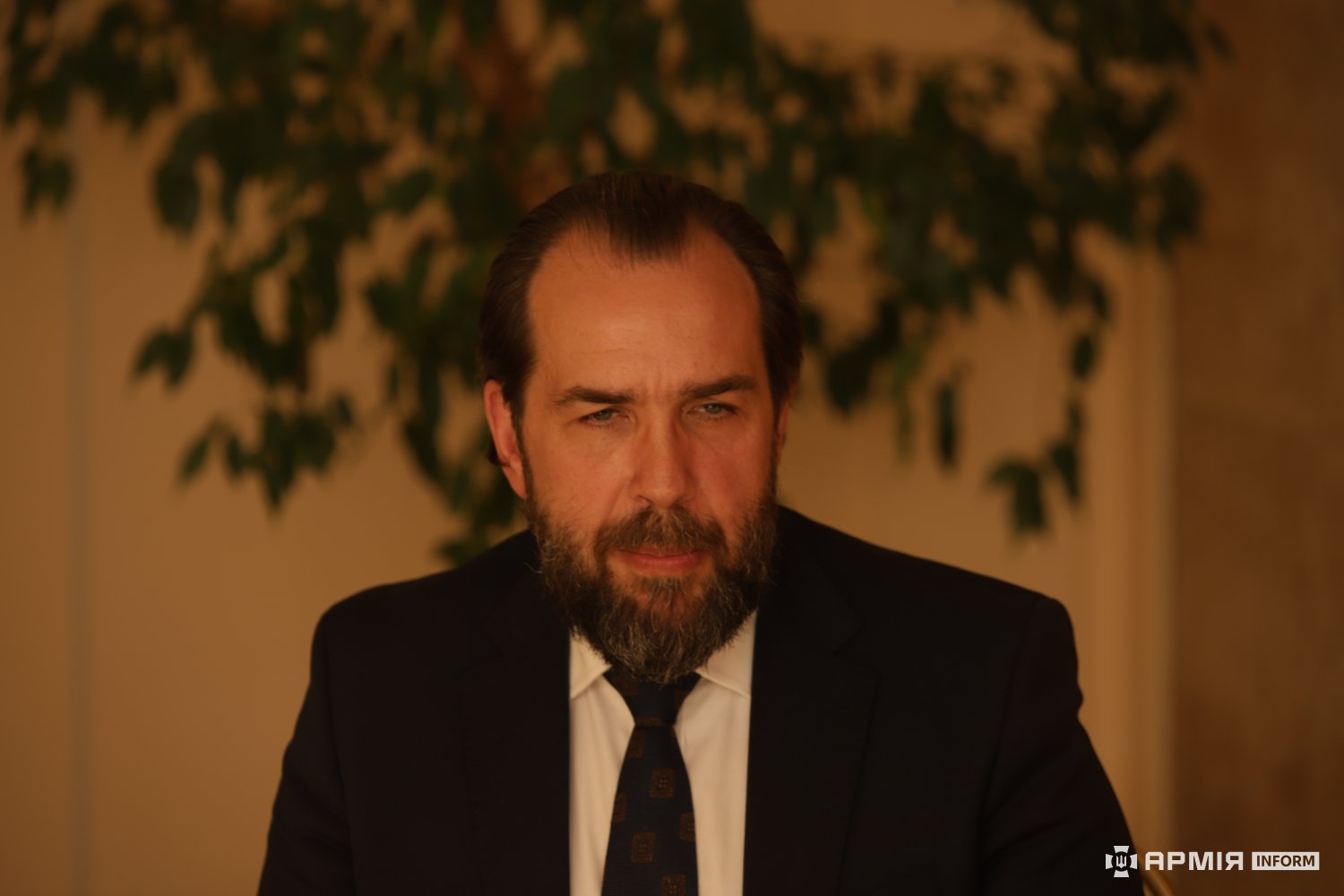 Чоловік у костюмі і при краватці