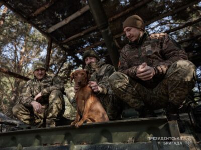 Троє гармашів та пес: у Президентській бригаді по ворогу працює незвичайний екіпаж