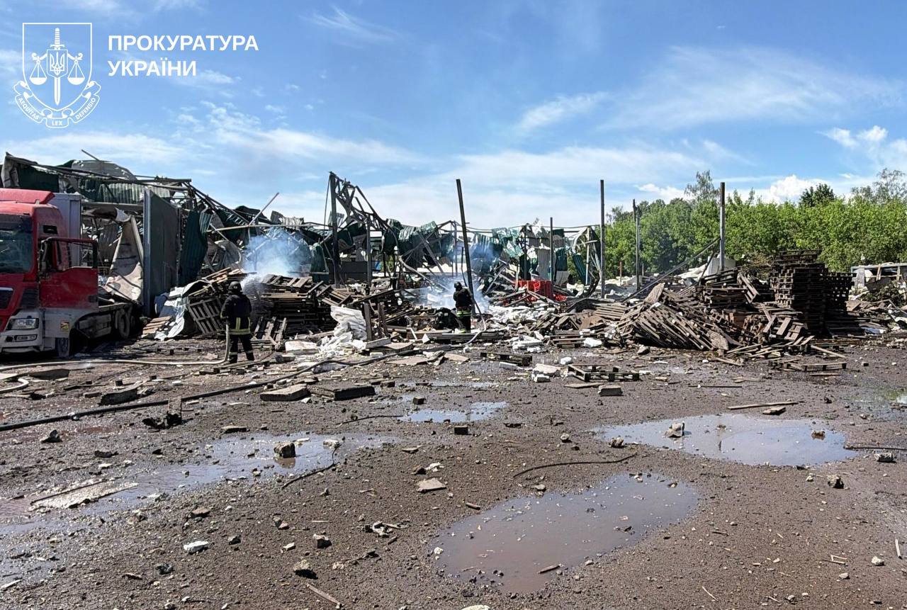 Руїни будівлі по якій уразила російська ракета