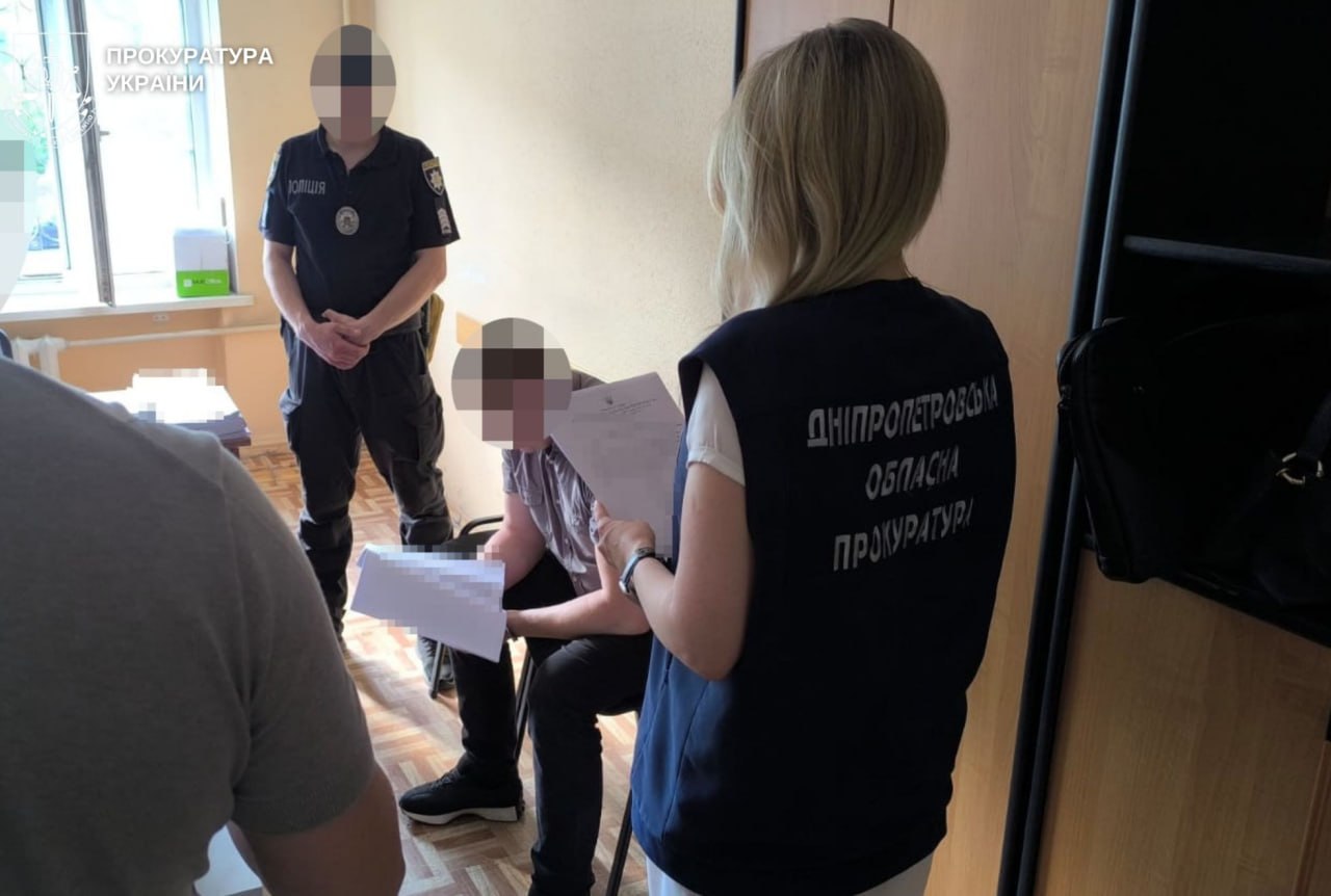Чоловік в оточенні правоохоронців