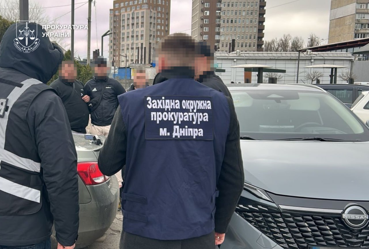 Момент затримання біля машини на вулиці